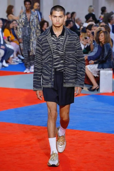 Look 10